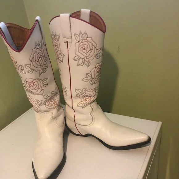 ADAMS white boots almost like new white leather with a great design - - Picture 2 of 5